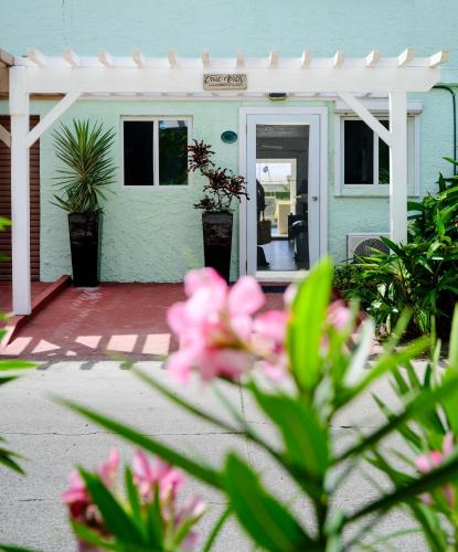 Giardino di Wild Lotus Villa - Waterfront on Jolly Harbour