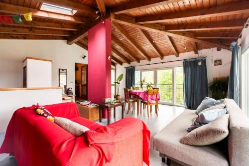 ein Wohnzimmer mit 2 Sofas und einem Esszimmer in der Unterkunft la casa del borgo in Pulfero