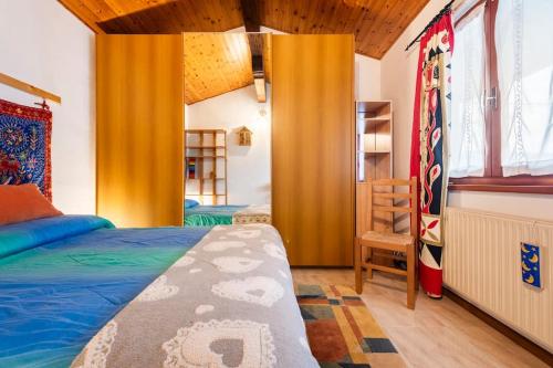 ein Schlafzimmer mit einem Bett und einer Holzdecke in der Unterkunft la casa del borgo in Pulfero