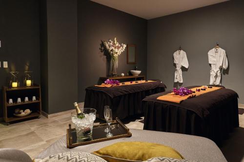 a room with two tables and two mannequins at Riu Dunamar - All Inclusive in Cancún