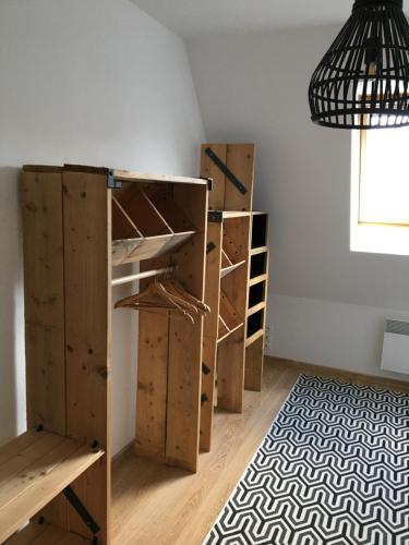 a room with a bunch of boxes and a window at Les Buissonnets - Mer & Campagne - Maison de vacances - 2 chambres - 1 salon - 1 salle de bains - 1 cuisine - 72 m2 in Peuplingues