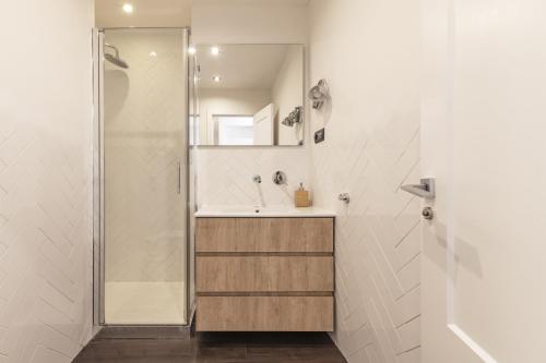 La salle de bains est pourvue d'une douche, d'un lavabo et d'un miroir. dans l'établissement ACOGEDOR (2h+2B) En Malasaña, à Madrid