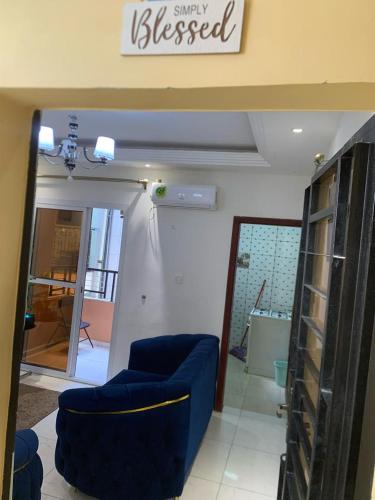 Gokus Home في دوالا: غرفة معيشة مع كرسي أزرق في غرفة