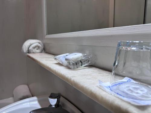 um balcão de casa de banho com um lavatório e um espelho em Hotel Facon Grande em Buenos Aires
