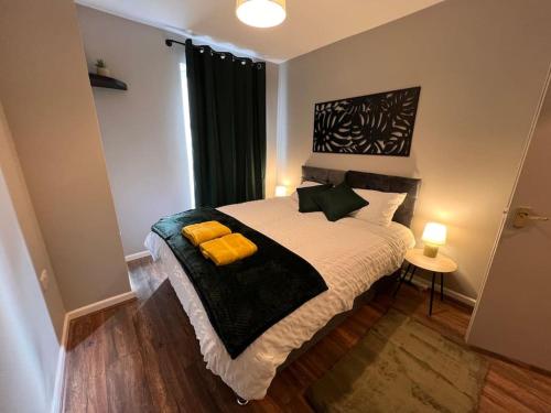 1 dormitorio con 1 cama con almohadas amarillas en A Cosy Apartment Close to City Centre, en Norwich
