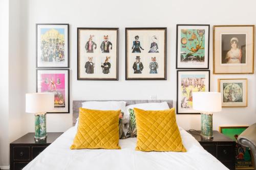 Una cama o camas en una habitación de Judges Lodgings Hotel Apartments Gloucester Docks with Secure Parking