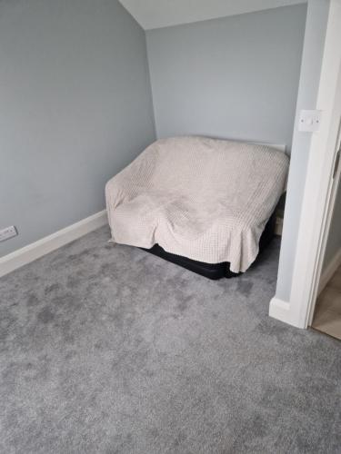 een bed in een hoek van een kamer bij Ashbury in Ballinasloe