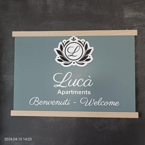 Certificado, premio, señal o documento que está expuesto en Lucà Apartments
