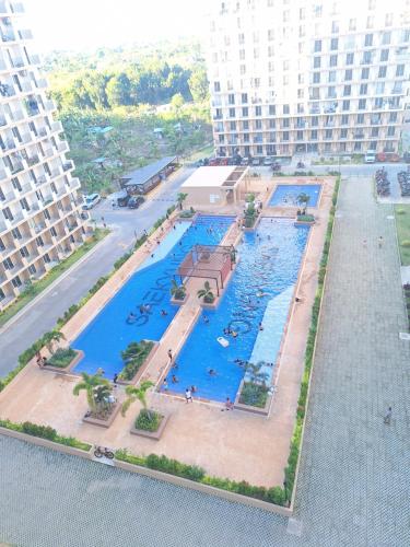 an overhead view of a large pool in a resort at Marynel Suites in Dita