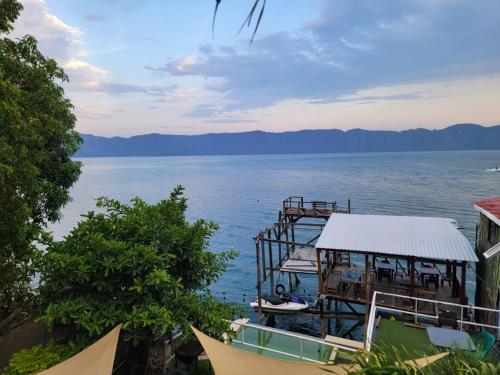 ein Blick auf ein großes Gewässer in der Unterkunft Restaurante y Hostal Romayor in El Congo