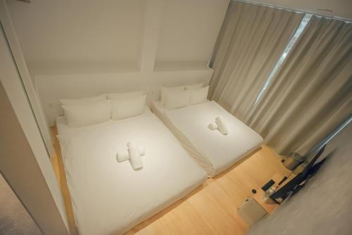 uma vista superior de duas camas num quarto em Double H Boutique Hotel em Kuala Terengganu