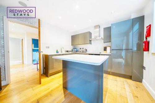 a kitchen with a large island in the middle at 2 Bedroom 2 Bathroom Apt in Camberley Free WiFi By REDWOOD STAYS in Camberley