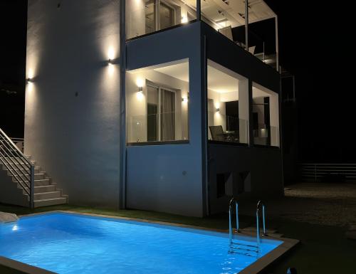 Sun Angelo luxury apartment in Paradise 1 tesisinde veya buraya yakın yüzme havuzu