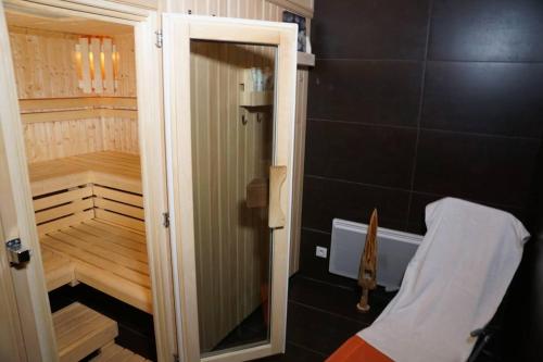 baño pequeño con sauna y bañera en Chalet Les Ecrins, en Villard-Reculas