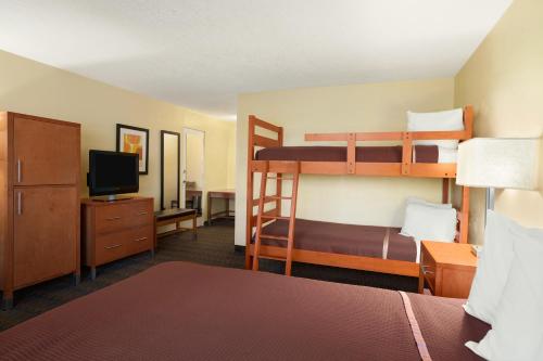 מיטה או מיטות קומותיים בחדר ב-Howard Johnson by Wyndham San Diego Sea World