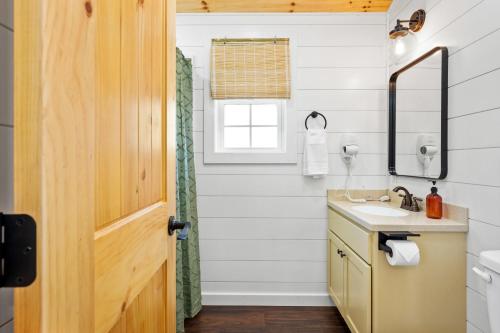 Ένα μπάνιο στο The Lodges at Eden Reserve - Pet Friendly Cabins Near Ark