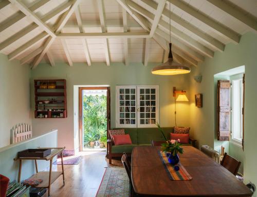 uma sala de estar com uma mesa e um sofá em Casa da Encosta - Hillside cabin near the sea em Colares