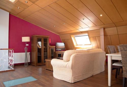 ein Wohnzimmer mit Sofa und Tisch in der Unterkunft Apartamento en Ribeira in Ribeira