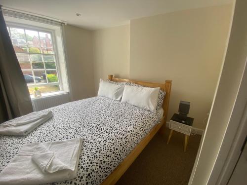 Prince of wales accommodation في لانغولين: غرفة نوم بسرير ونافذة