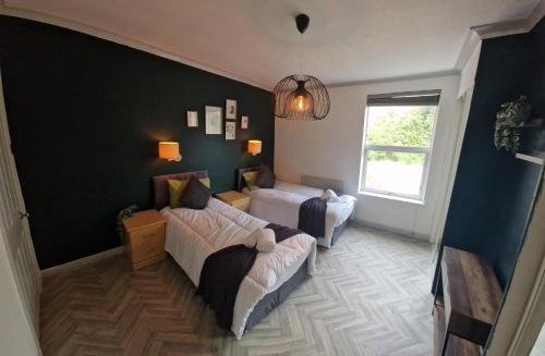 een slaapkamer met een bed en een raam bij Charming 4-Bed House in Wednesbury in Wednesbury