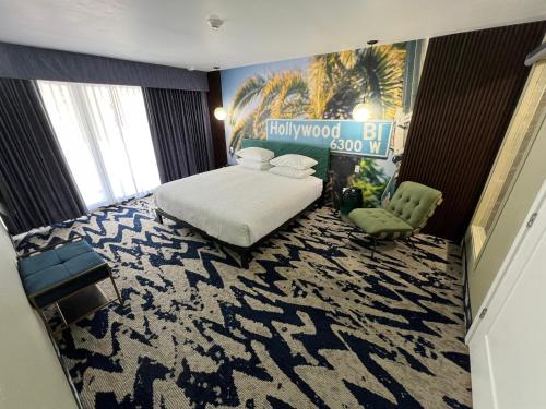 Una cama o camas en una habitación de Lighthouse Suites
