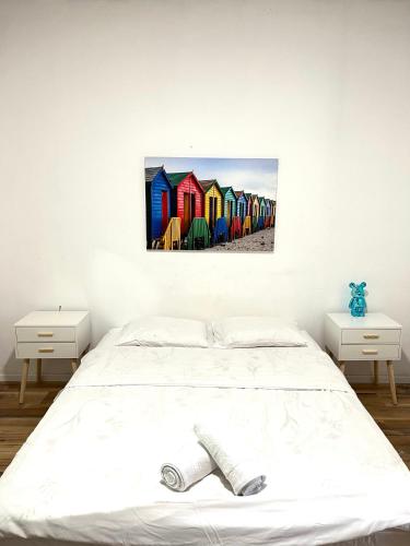 - une chambre avec un lit et une peinture murale dans l'établissement Carmel Emerald, à Haïfa
