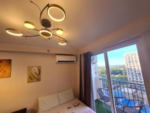 een slaapkamer met een bed en een raam met uitzicht bij MaryneL Suites in Suba