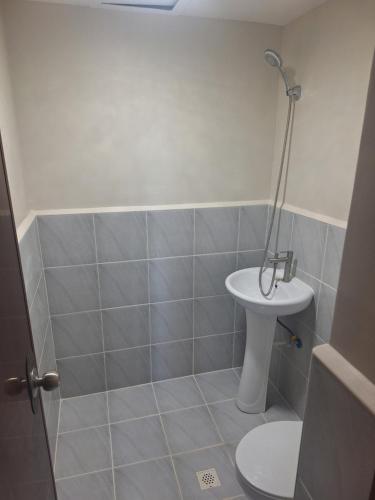 een badkamer met een wastafel en een toilet bij MaryneL Suites in Suba