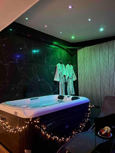 Fotografie z fotogalerie ubytování Suite avec Spa Privatif dans pavillon v destinaci Bobigny
