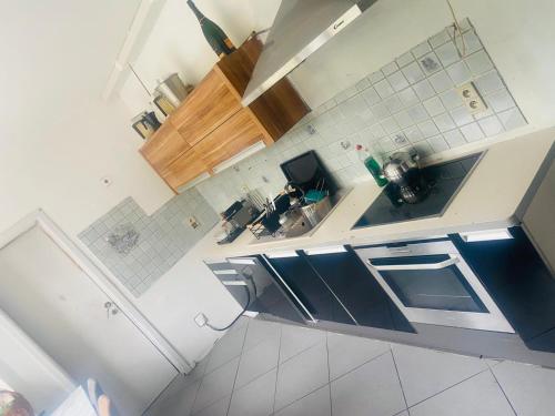 una vista aérea de una cocina con azulejos blancos y negros en Villa jason unifamiliale 