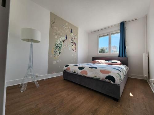 ein Schlafzimmer mit einem Bett und einer Lampe und einem Fenster in der Unterkunft Grand appartement 3 chambres Disney - Paris - 82m2 in Neuilly-sur-Marne