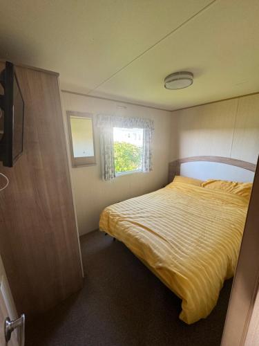 埃克斯茅斯的住宿－Karo place 97，一间小卧室,配有床和窗户