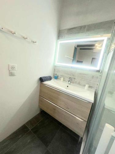 a bathroom with a sink and a mirror at La Villa du Menhir Gîte in Bize-Minervois