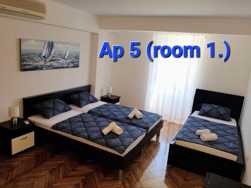 een slaapkamer met 2 bedden en een bord met de naam ap room bij Poreč old town, apartments in Poreč
