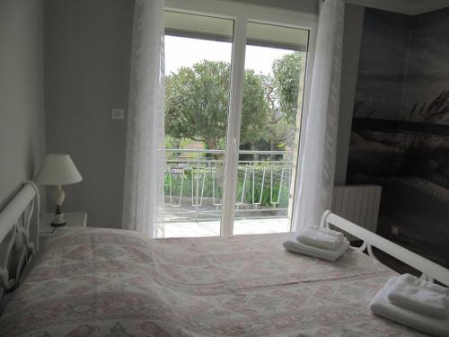 une chambre avec un lit et une grande fenêtre dans l'établissement Sur les hauteurs de VENCE, à Vence
