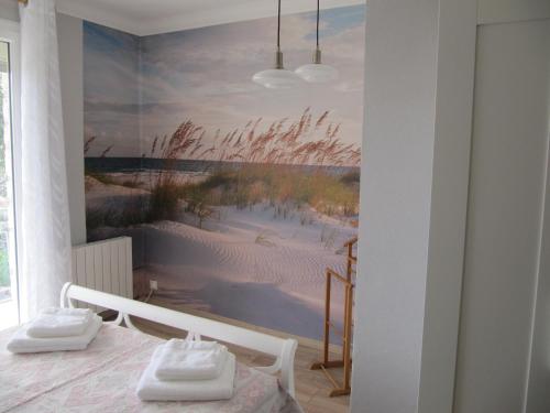 - une chambre peinte sur une plage dans l'établissement Sur les hauteurs de VENCE, à Vence