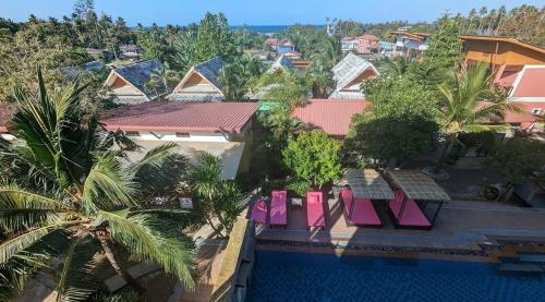 een luchtzicht op een resort met een zwembad bij Lanta Just Come Bungalow in Koh Lanta