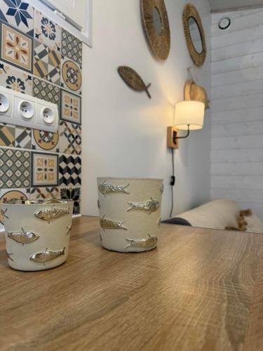 une chambre avec une table avec une lampe et une table avec une table ablée dans l'établissement Face aux Isles, à Saint-Marcouf