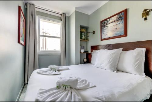 Ein Bett oder Betten in einem Zimmer der Unterkunft Ava's dream - Bright & close to the Eiffel Tower