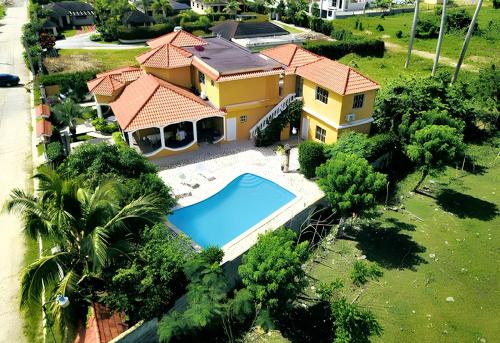 una vista aérea de una casa con piscina en 6 bedrooms villa with private pool jacuzzi and enclosed garden at Nagua 1 km away from the beach en Nagua