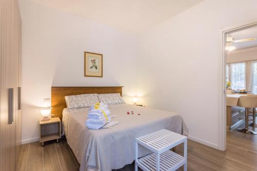 una camera da letto con un letto con un giocattolo sopra di Casa Di Lux E Max - Sub 701 a Brugherio