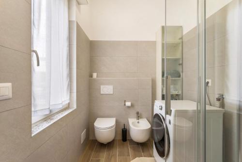 bagno con servizi igienici e lavandino di Casa Di Lux E Max - Sub 701 a Brugherio