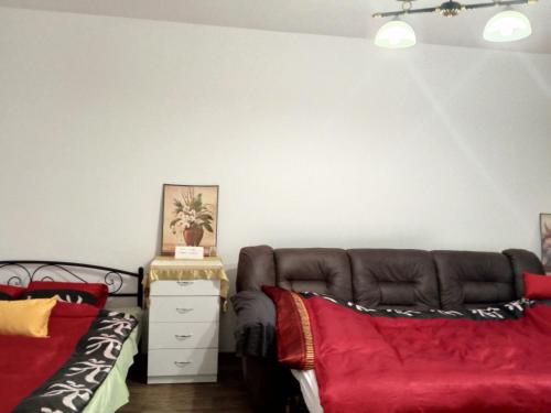 uma sala de estar com um sofá e 2 camas em Апартамент в Новобудові Стрийська Автовокзал em Lviv