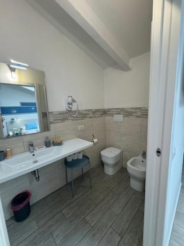 a bathroom with a sink and a toilet and a mirror at B&B La Terrazza in Pozzolengo