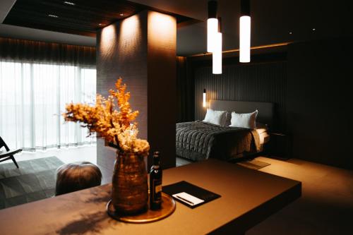 um quarto com uma cama e uma mesa com uma mesa sidx sidx sidx em Signature by Vík Apartments em Vík