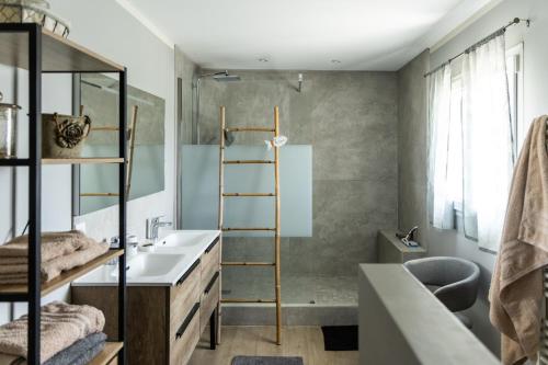 La salle de bains est pourvue d'une échelle et d'un lavabo. dans l'établissement Mas d'Hélène, charme en Provence, à Châteaurenard