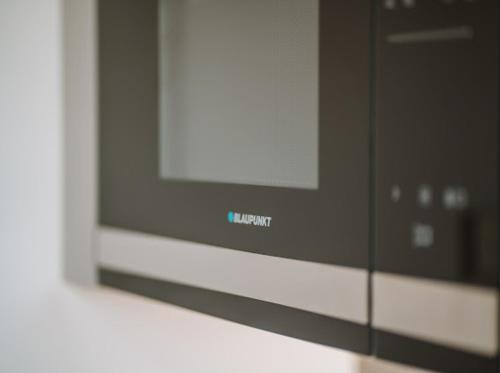 a microwave oven sitting on top of a wall at Mey Boardinghouse in Bielefeld