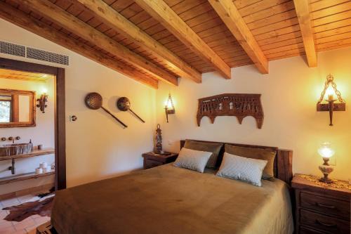 a bedroom with a bed and a wooden ceiling at Reinado de Dom Dinis in Dornes