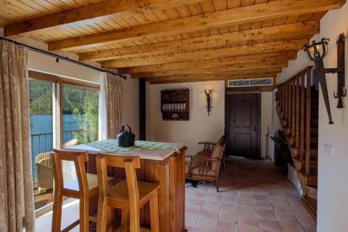 a kitchen with a table and chairs and a window at Reinado de Dom Dinis in Dornes