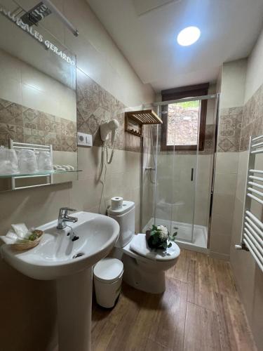 Phòng tắm tại Casa rural Gerardo